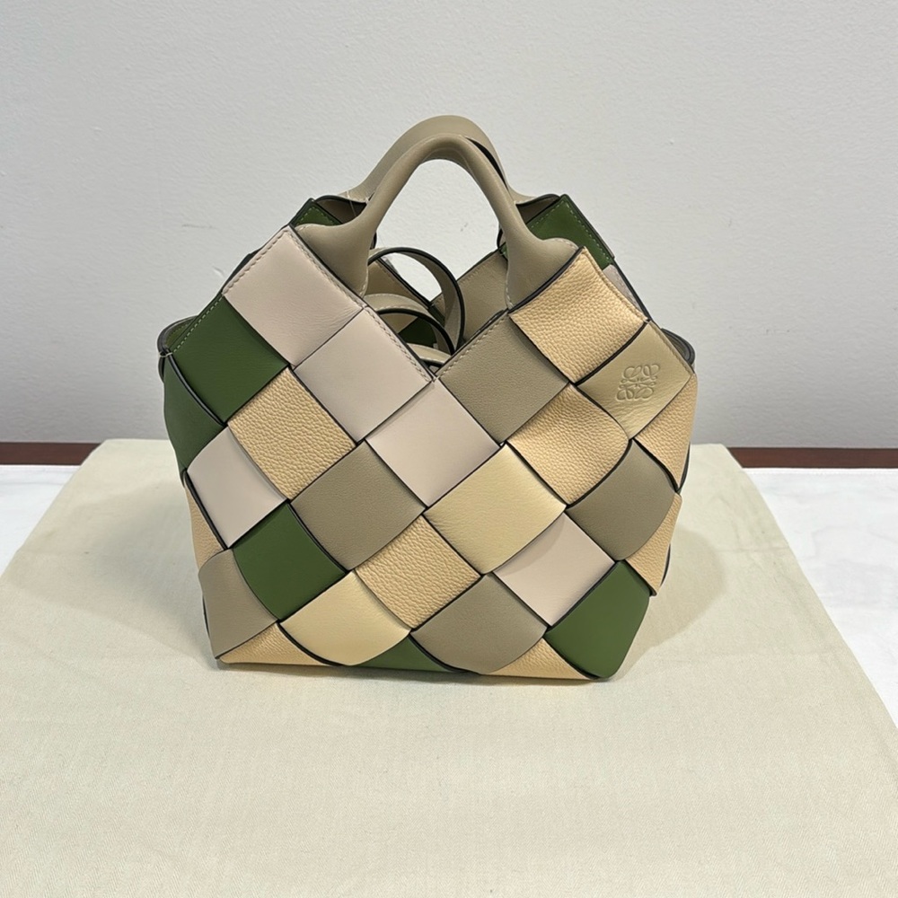 LOEWE PURSE - Picture 1 of 7